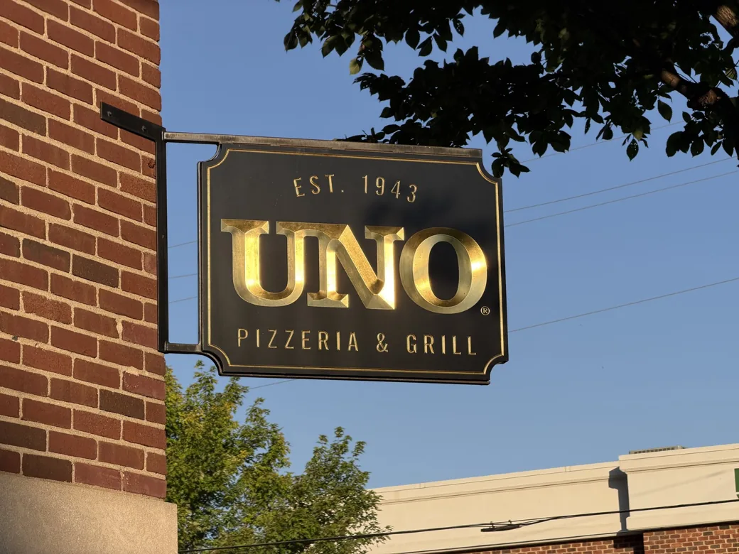 Uno Pizzeria Grill Projecting Sign
