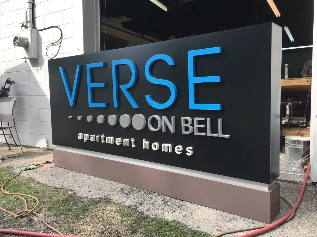 Verse On Bell Apartment Homes Monument Sign