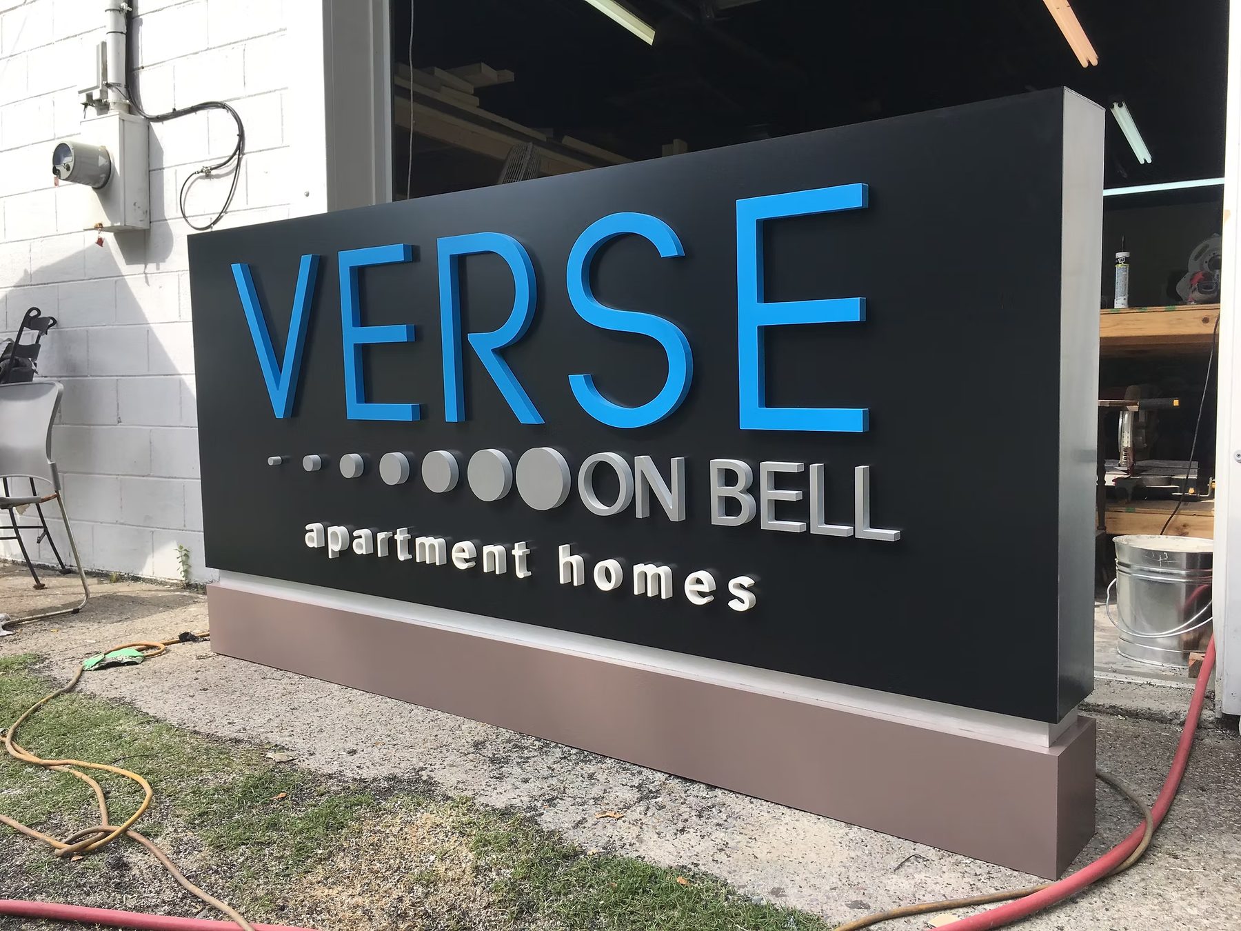 Verse On Bell Apartment Homes Monument Sign